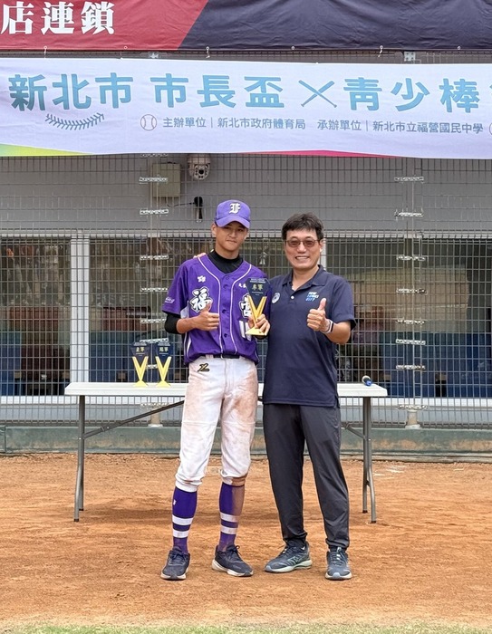 由本校蔡友文主任頒發季軍獎座圖片